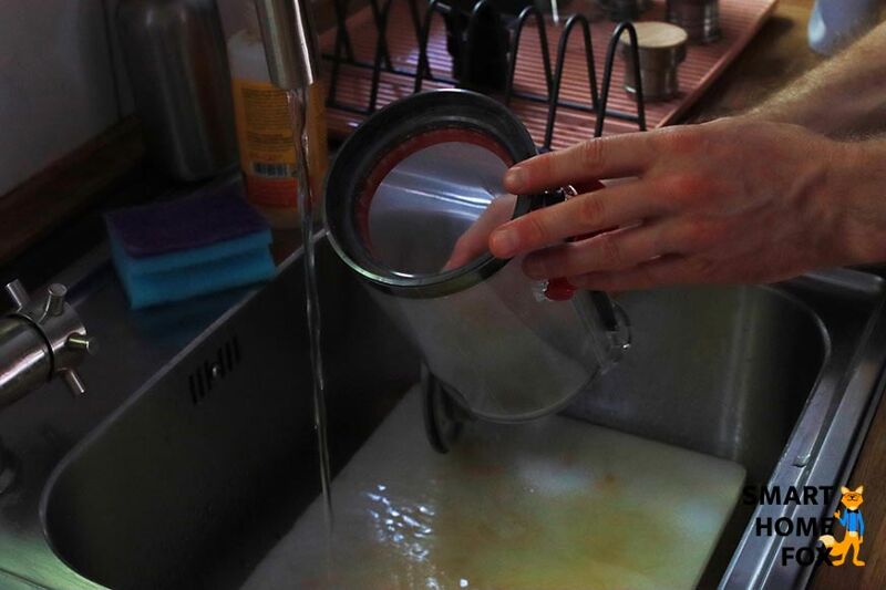 Cleaning the dirt container